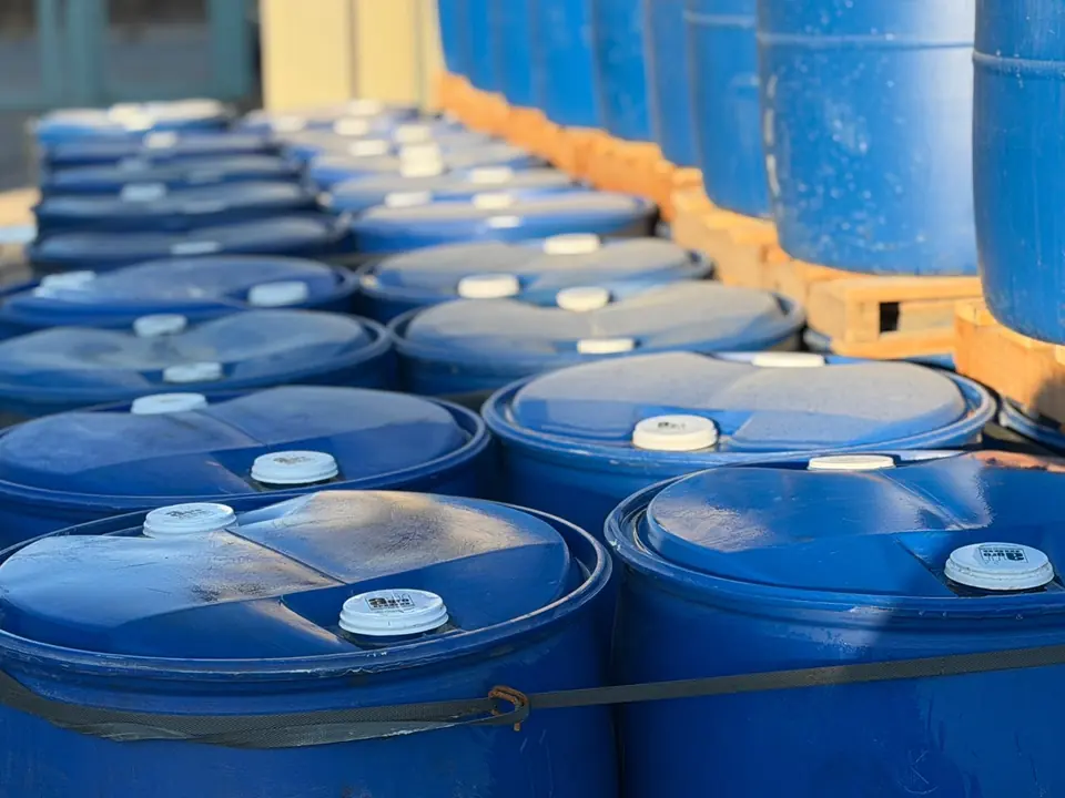 Tambores azules de producto listos para envío en la planta de ICOA