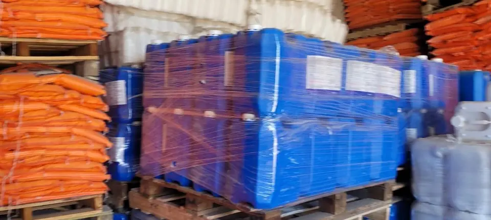 Camión cargado con tambores de agroquímicos listos para despacho desde Mendoza