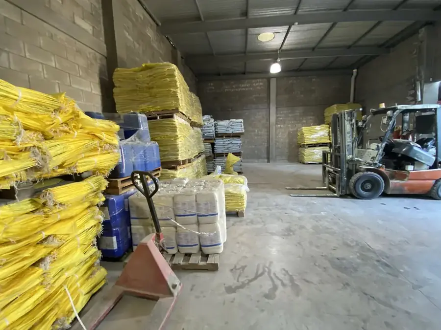 Depósito de hormiguicida ANERTION y agroquímicos AGROMEN listos para despacho
